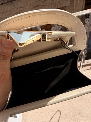 Bolso Zara Beige con Detalle Dorado