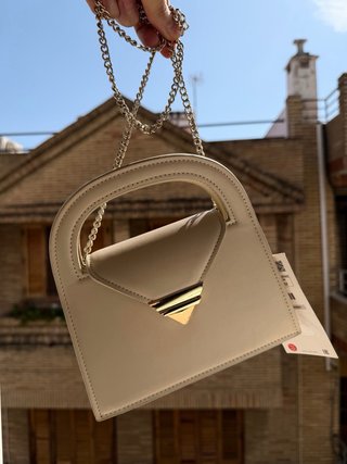 Bolso Zara Beige con Detalle Dorado