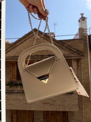 Bolso Zara Beige con Detalle Dorado