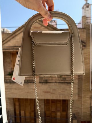 Bolso Zara Beige con Detalle Dorado