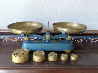 Balanza antigua de sobremesa