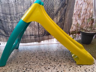 Tobogán infantil amarillo y verde