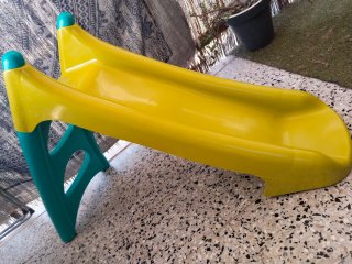 Tobogán infantil amarillo y verde