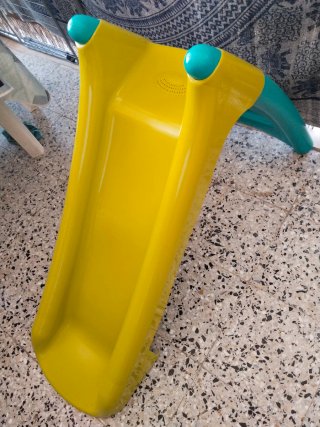Tobogán infantil amarillo y verde