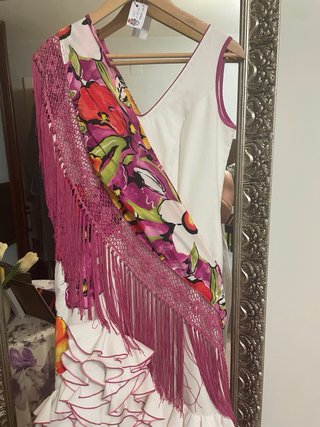 Vestido blanco y rosa floral con volantes