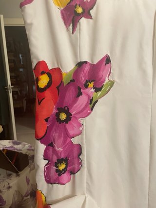 Vestido blanco y rosa floral con volantes