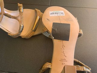 Sandalias Beige y Doradas Tacón