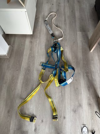 Arnés de seguridad azul y amarillo