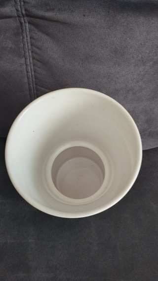 Maceta de cerámica blanca con líneas negras