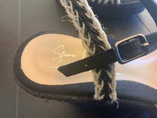 Sandalias de cuña negras y multicolor
