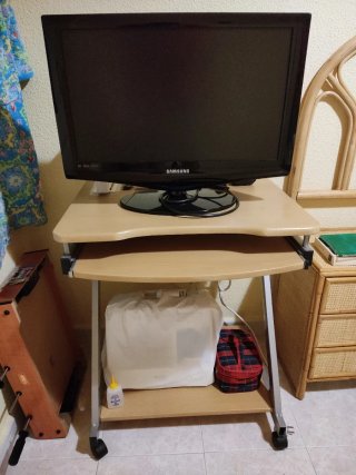 Mesa de ordenador con ruedas