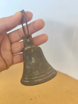 Campana antigua de bronce