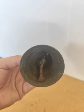 Campana antigua de bronce