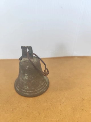 Campana antigua de bronce