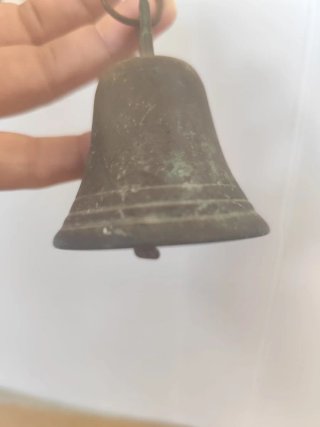 Campana antigua de bronce