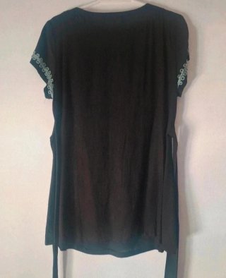 Blusa negra con adornos plateados