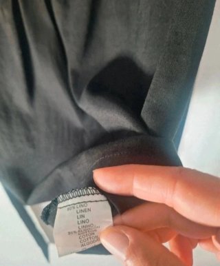 Blusa negra con adornos plateados