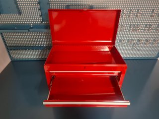 Cofre de herramientas rojo