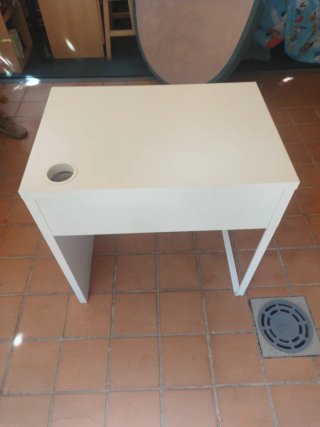Escritorio beige y blanco