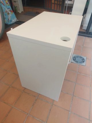 Escritorio beige y blanco