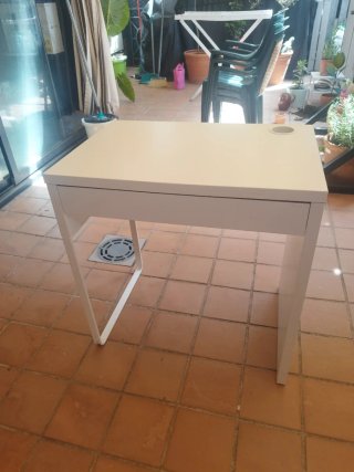 Escritorio beige y blanco