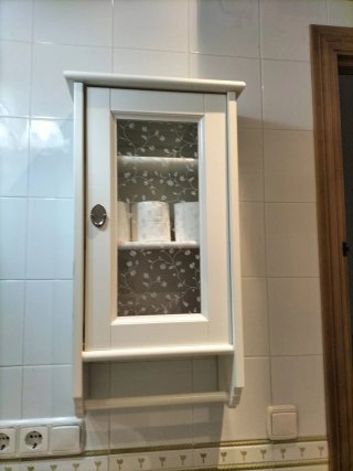 Mueble de baño blanco con puerta de cristal