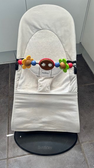 Silla Bebé BabyBjörn + Juguete Madera