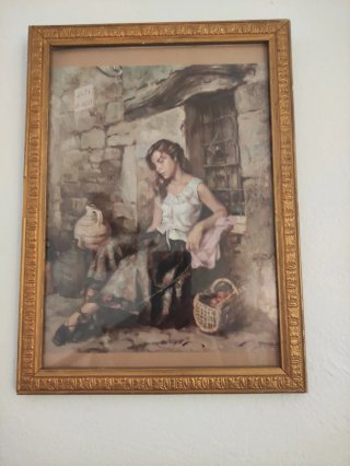 Cuadro mujer con flores y marco dorado