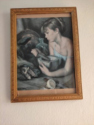 Cuadro mujer con flores y marco dorado
