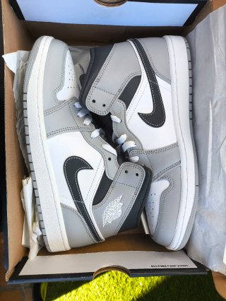 Jordan 1 Mid Grey Talla 42 Eur.