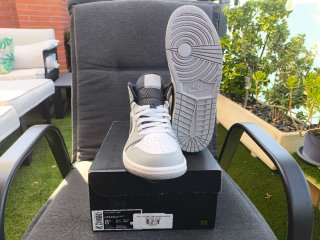 Jordan 1 Mid Grey Talla 42 Eur.