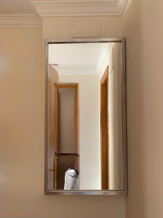 Espejo de pared plateado con hueco