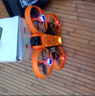 Dron naranja y negro con mando
