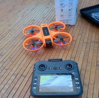 Dron naranja y negro con mando