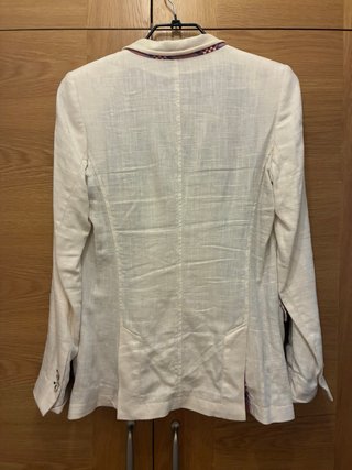 Chaqueta de lino beige con detalles