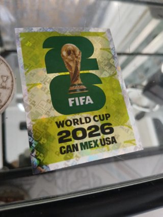 La copa mundial y una modeda del madrid antigua