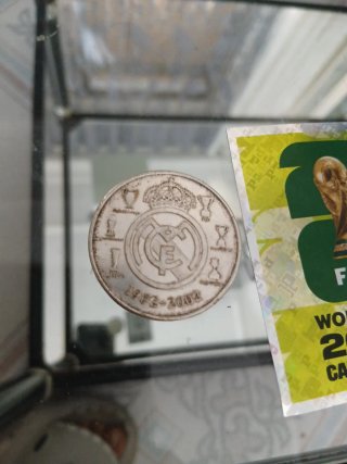 La copa mundial y una modeda del madrid antigua