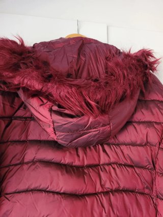 Abrigo acolchado rojo con capucha