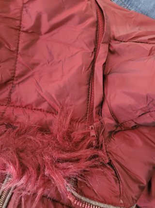 Abrigo acolchado rojo con capucha