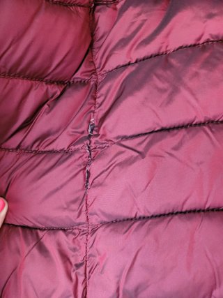 Abrigo acolchado rojo con capucha