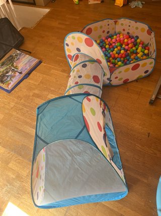 Piscina de bolas infantil con túnel