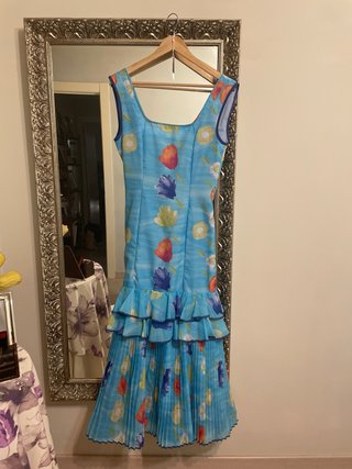 Vestido azul floral con mantón