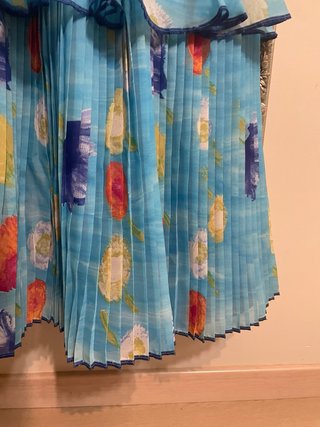 Vestido azul floral con mantón