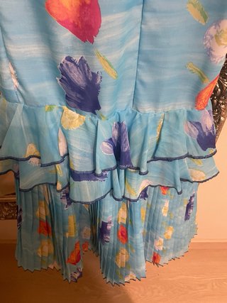 Vestido azul floral con mantón