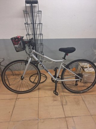 Bicicleta BTWIN plateada con cesta
