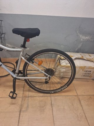 Bicicleta BTWIN plateada con cesta