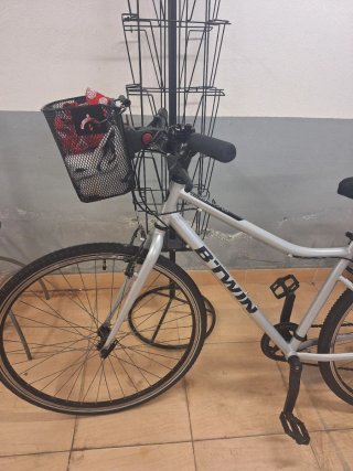 Bicicleta BTWIN plateada con cesta