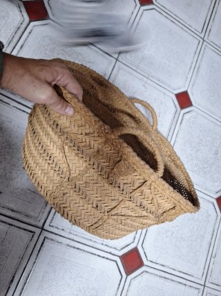 Cesto de mimbre artesanal