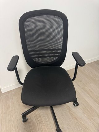 Silla de oficina FLINTAN negra con reposabrazos