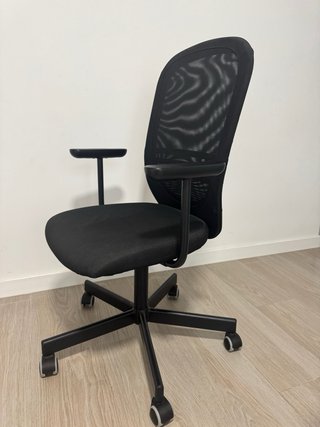 Silla de oficina FLINTAN negra con reposabrazos